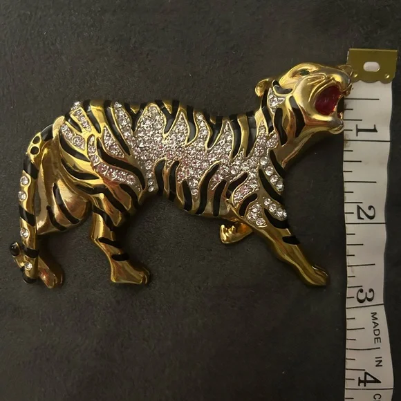 Tiger studded brooch - Picture 7 of 7
